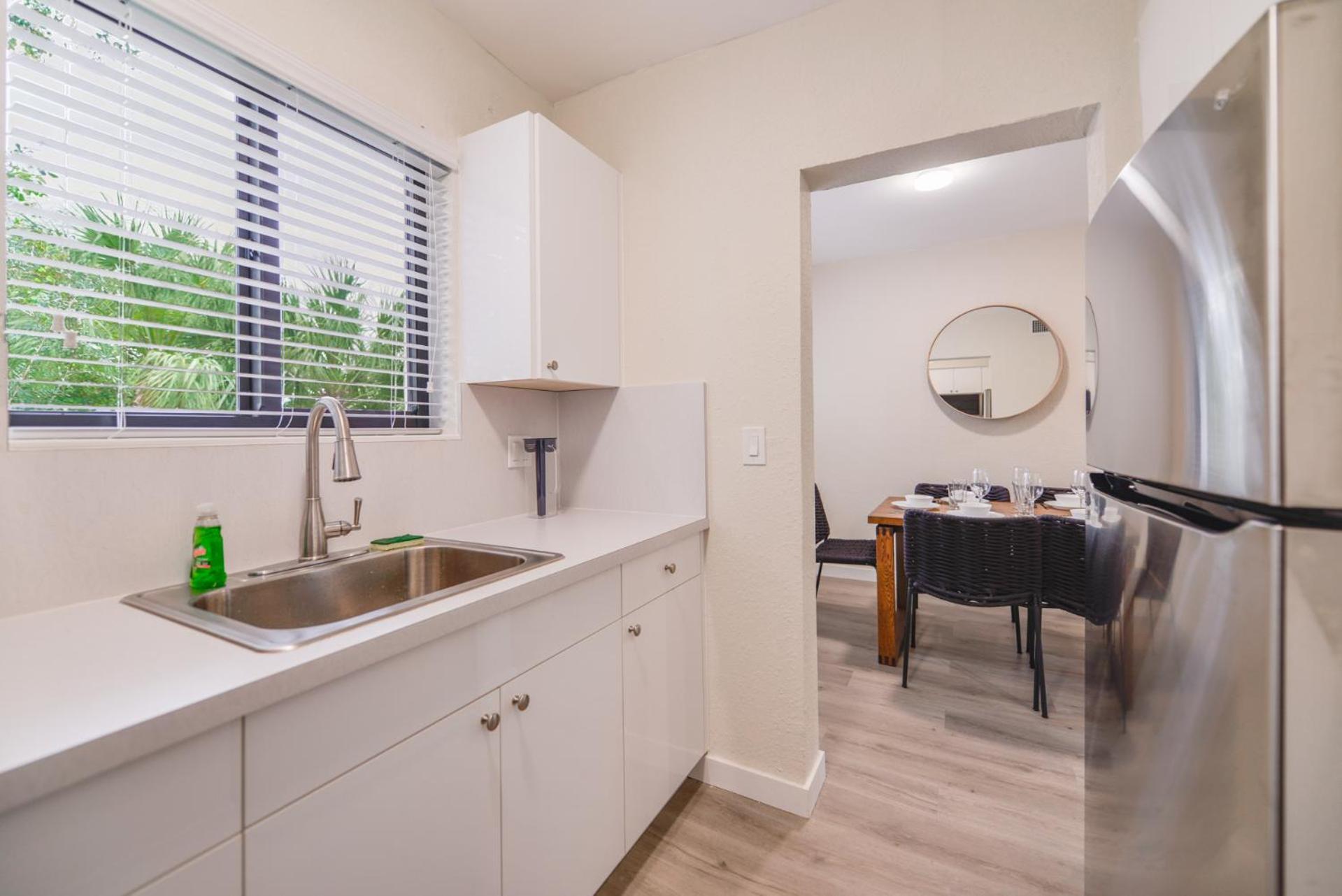 Explore The Abundance Of Shops On Calle Ocho Apartamento *