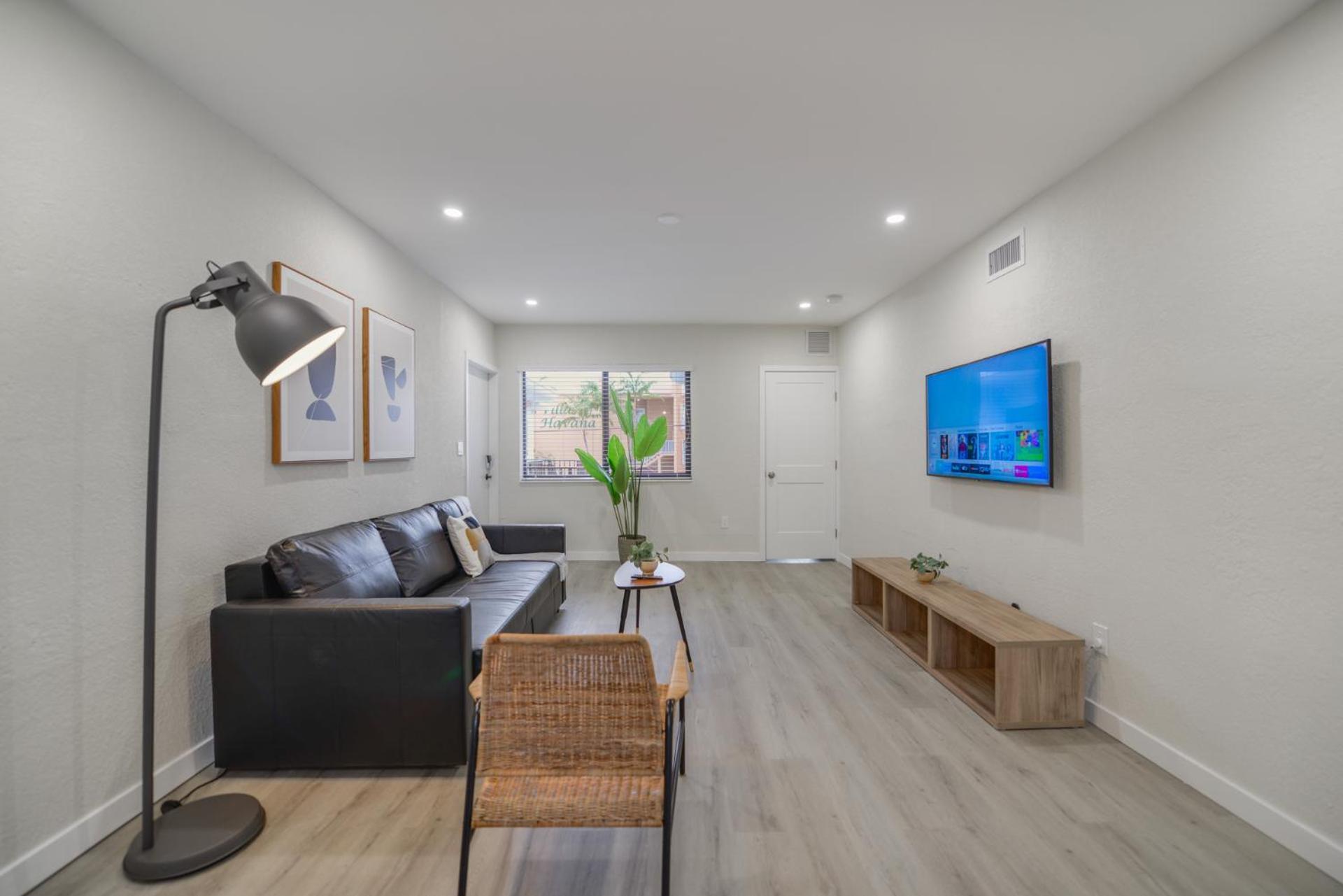 Explore The Abundance Of Shops On Calle Ocho Apartamento *