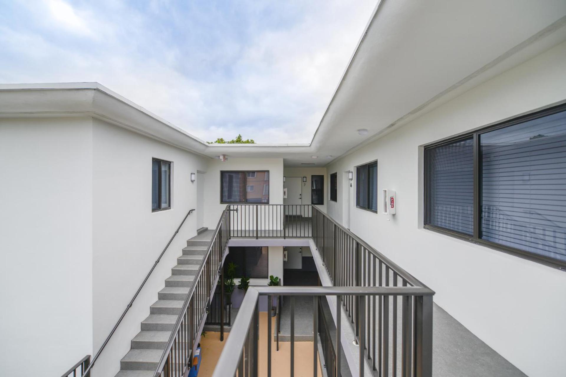 Explore The Abundance Of Shops On Calle Ocho Apartamento